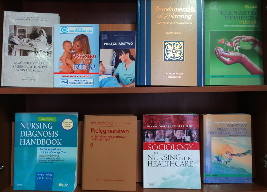До Міжнародного року медсестринства у Польській медичній бібліотеці відкрито книжкову виставку «Медсестринство – це покликання».